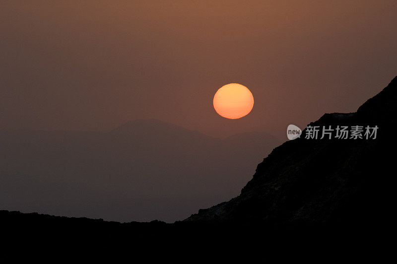 从Erta Ale火山看日出的埃塞俄比亚山脉